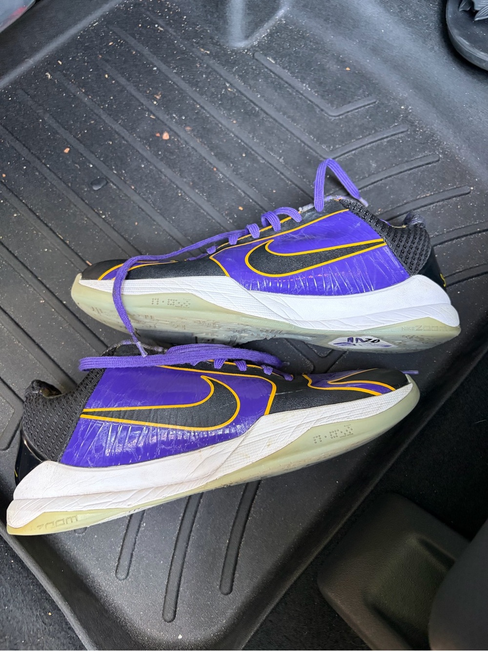 Nike Kobe 5 Proto Championship Sneakers - Picture 5 of 9